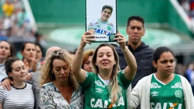 Thân nhân và fan tụ tập tại sân vận động của đội Chapecoense để dự lễ tưởng niệm các cầu thủ đội bóng đá Brazil đã bị thiệt mạng trong vụ tai nạn máy bay