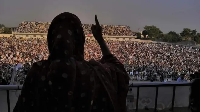 د بنو په یاده ولسي غونډه کې د سویلي وزیرستان د ملک مرزا عالم وزیر مېرمنې هم ګډون کړی و، چې د مېړه، دوو زامنو او د دوو لېورونو په شمول يې له کوره د دیارلسو غړیو جنازې وتلې دي.