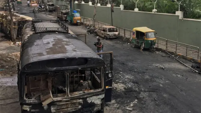 سيارات محروقة