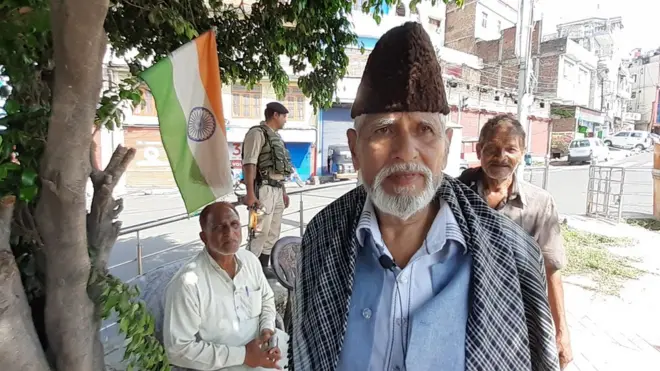 गुज्जर नगर इलाके के रहने वाले रिटायर्ड टीचर अकरम अली ख़ान ने भी स्वतंत्रता दिवस का जश्न खुशी खुशी मनाया.