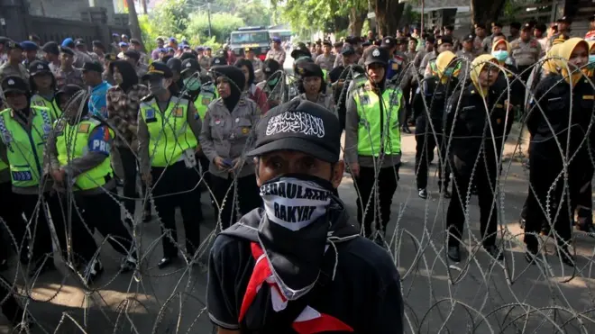 Polisi bersiaga saat aksi unjukrasa Forum Umat Islam Jawa Timur di depan gedung Bawaslu Jatim, Surabaya, Jawa Timur, Jumat (17/05/2019).