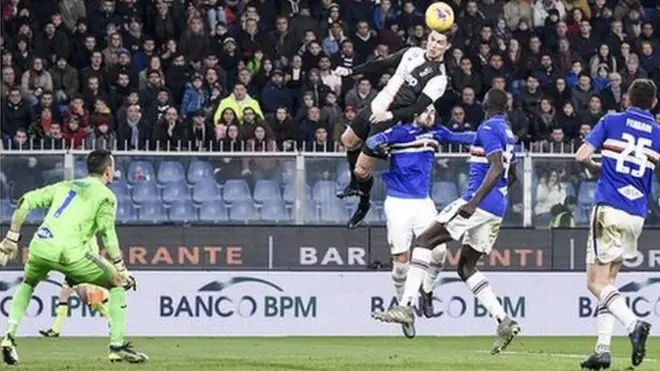 رونالدو يستقبل كرة عرضية على ارتفاع 2.56 مترا