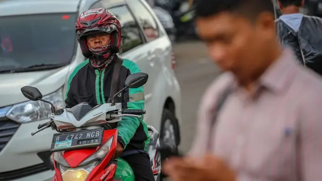 Di Jakarta, ojek tidak bisa digunakan untuk mengangkut penumpang dan hanya diperbolehkan untuk mengangkut barang selama pemberlakuan PSBB.
