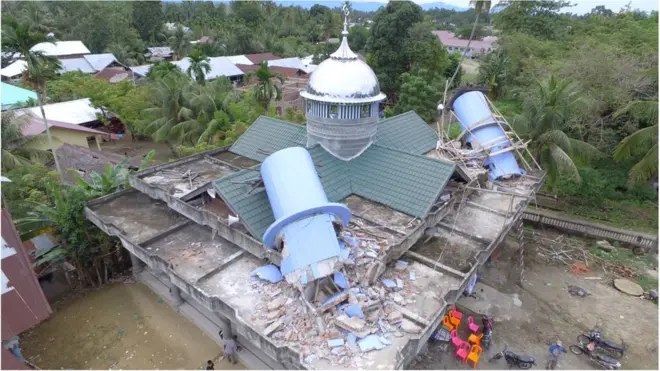 Menara sebuah masjid di Kabupaten Pidie Jaya roboh saat gempa mengguncang 7 Desember lalu.