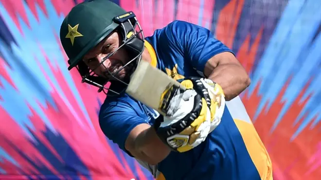 ایک طرف ٹیم کی ضروریات تھیں اور دوسری طرف مداحوں کی خواہشات اور آفریدی نے زیادہ تر مداحوں کی خواہشات کا ہی احترام کیا