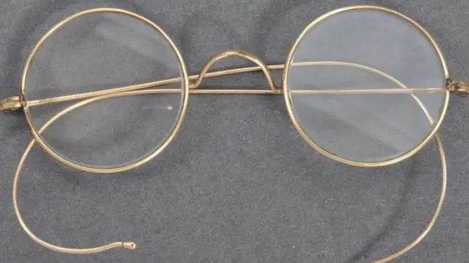 عرف غاندي بمنح مقتنياته