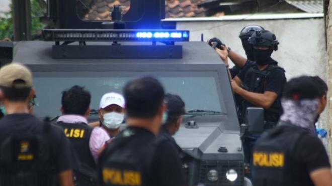 Dalam penggerebekan di tiga lokasi di Tangerang tersebut, Tim Densus 88 mengamankan tiga orang terduga teroris dan satu orang istri anggota teroris.