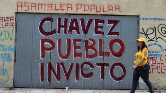 Mural que dice: "Chávez pueblo invicto" y "Asamblea Popular".