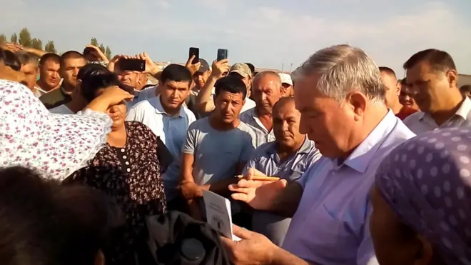 Хоразм вилоят ҳокими Фарҳод Эрманов аҳоли билан уқрашиб муаммоларни ҳал қилишга ваъда берган