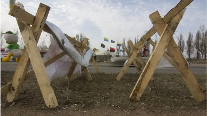 Блокпости, встановлені кількома десятками активістів на лінії розмежування із непідконтрольними територіями, привернули увагу до питань на мільярди гривень