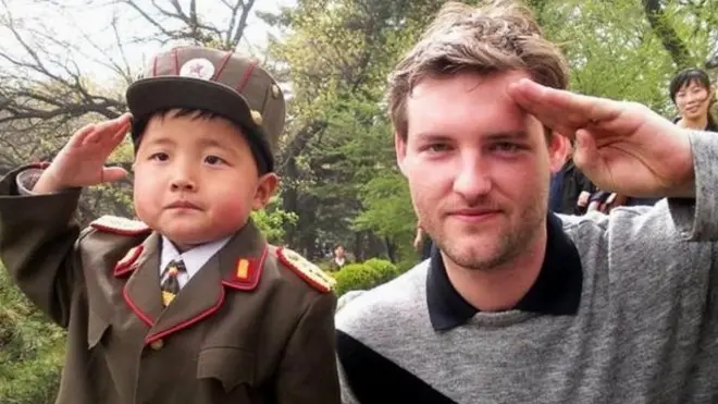 特洛伊是青年先鋒旅行社（Young Pioneer Tours）的聯合創始人和董事總經理。