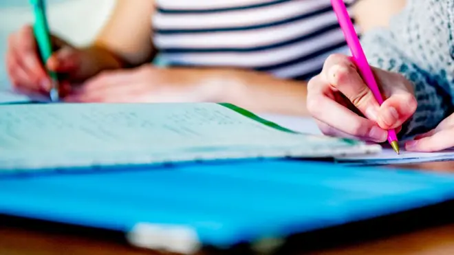 Анна переживает, что никто не сможет оказать ее дочери Лизе профессиональную помощь, поскольку все силы медиков брошены на борьбу с коронавирусом