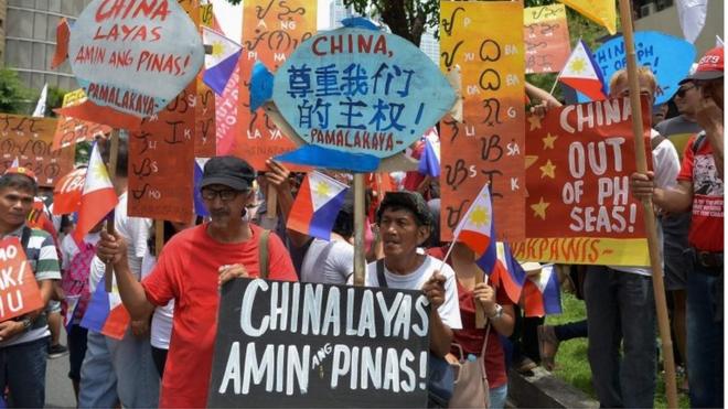 在菲律宾的独立日（12日）当天，数百名左派示威者谴责了中国对南海大部分的领土主张。但是反对中国的各种团体对是否应该依靠美国来遏制日益强势的中国意见不一。