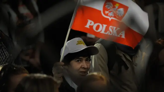 Polonya bayraklı halk