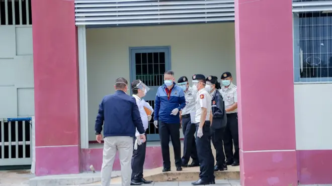 อธิบดีกรมราชทัณฑ์ แถลงผลการติดตามสถานการณ์ในเรือนจำนราธิวาสผ่านทางเพจเฟซบุ๊กสำนักงานประชาสัมพันธ์ จ.นราธิวาส เมื่อช่วงบ่ายที่ผ่านมา