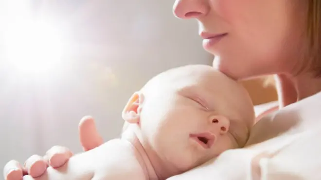 که تاسو په ښي یا چپ اړخ ویده کېږئ، ماشوم مو له کوم خطر سره نه وي مخامخ.