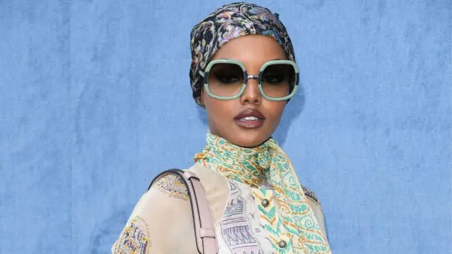 Halima Aden akiwa katika maonesho ya fesheni ya Milan