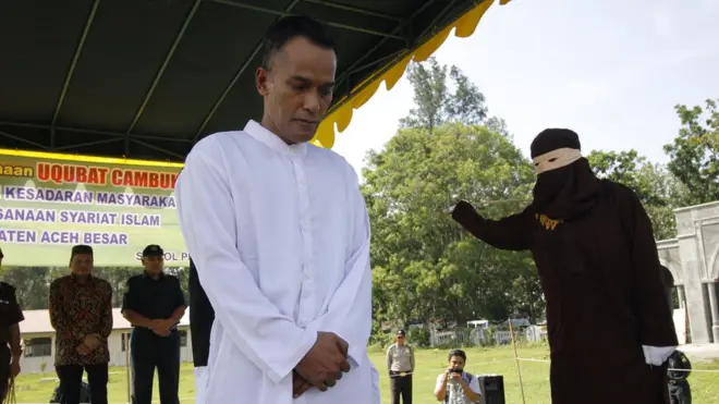 Darmawan bin Abdulah, 41 tahun, dicambuk di pekarangan Masjid Agung Al Munawarah, Aceh Besar, setelah shalat Jumat.