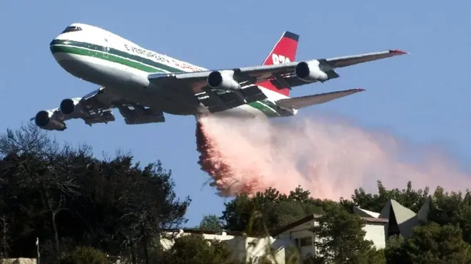 El SuperTanker puede sobrevolar a baja altitud sobre el área donde descarga hasta 75.000 litros de agua u otro agente contra el fuego.