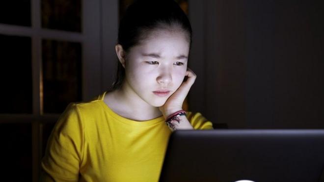 adolescente usando computadora