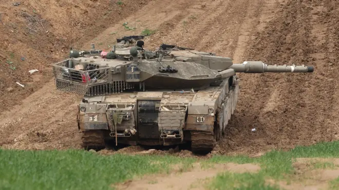 دبابة تابعة للجيش الإسرائيلي متمركزة فوق تلة تطل على شمال غزة بتاريخ 12 فبراير 2025