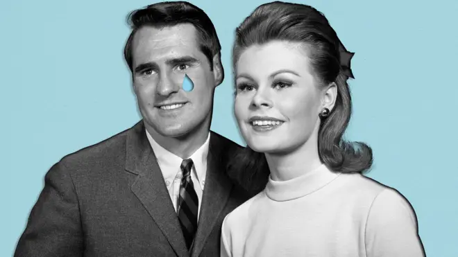 Imagem em preto e branco de um homem e uma mulher com fundo azul claro. Há uma lágrima recortada na bochecha do homem