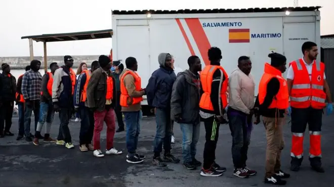 группа иммигрантов с перехваченной лодки в одном из средиземноморских портов Испании в 2018 году