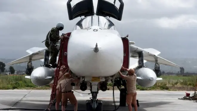 सीरिया में बशर अल-असद सरकार के पतन के पहले तक रूसी सेना सीरियाई सरकारी सेना की मदद कर रही थी.