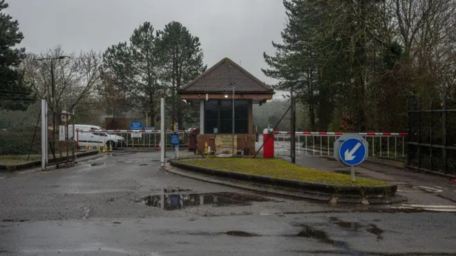 Eski bir askeri tesisin girişi 