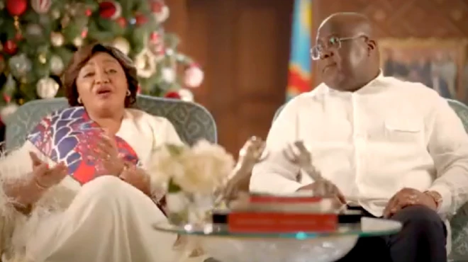 Denise Tshisekedi yicaye ari kumwe n'umugabo we Félix Tshisekedi, umugabo we amureba