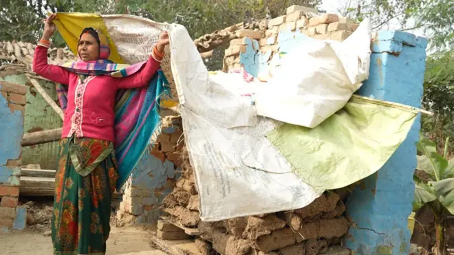 बोरियां तानकर खड़ीं सुशीला देवी