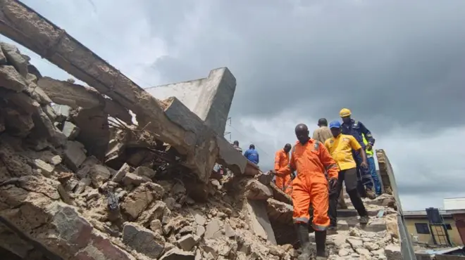 Aworan yii ṣafihan awọn oṣiṣẹ LASEMA to n ri si iṣẹlẹ pajawiri nibi ile naa.