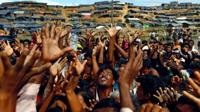 Warga Rohingya berebut pasokan bantuan kemanusiaan kiriman masyarakat internasional, termasuk dari indonesia, yang diterima dan didistribusikan oleh lembaga-lembaga setempat di kamp pengungsi Balukhali di Bangladesh.