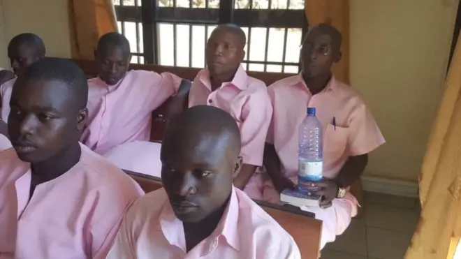 Umunyamakuru Phocas Ndayizera(ufite icupa ry'amazi) na Karangwa Eliaquim (iruhande rwe) inzobere mu ikoranabuhanga