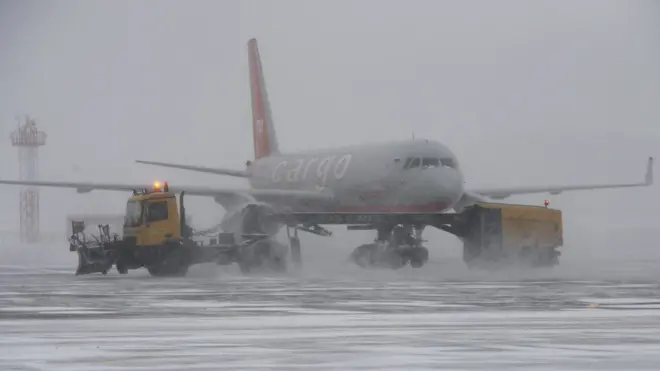 Задержки и отмены рейсов продолжаются в Москве уже третий день.