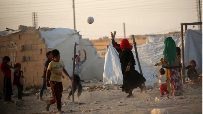 Беженцы из Мосула едут в палаточный лагерь на территории Сирии