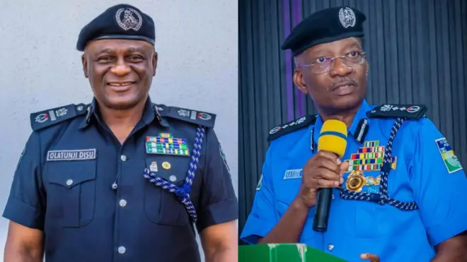 Ọga agba ọlọpaa tuntun, Olatunji Disu wọ aṣọ ọlọpaa dudu pelu fila dudu, Kayode Egbetokun ọga agba ọlọpaa to fẹyinti wọ aṣọ buluu pẹlu fila dudu