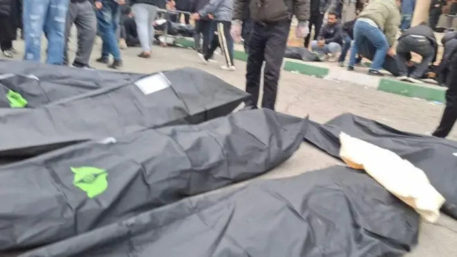 تصاویری از جسدهای پوشیده در کاورهای سیاه رنگ بر کف زمین در کهریزک 