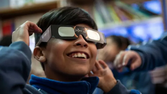 Los eclipses son una buena oportunidad para acercar a los niños a la ciencia.