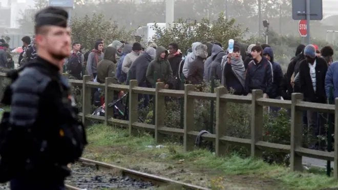 Утром мигранты выстроились в очередь на автобусы, которые увезут их из Кале