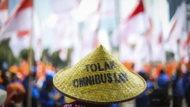 Pengunjuk rasa dari Partai Buruh melakukan aksi di kawasan Bundaran Bank Indonesia, Jakarta, Kamis (15/12/2022).