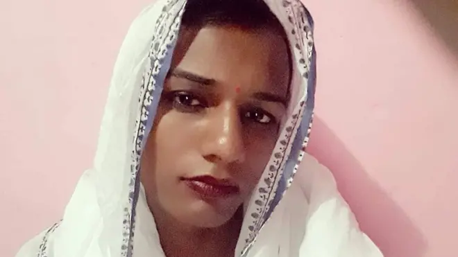 सोनम टोला बधाई का काम करती हैं