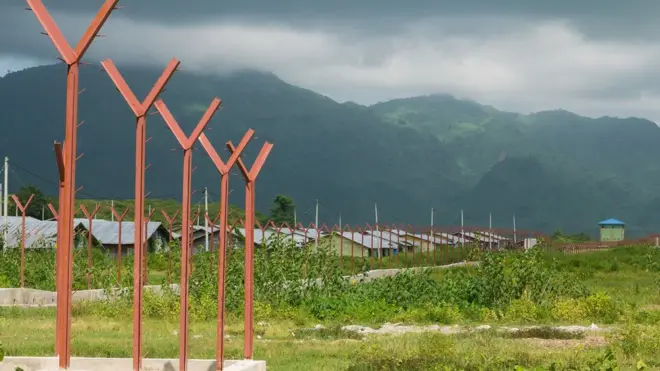 ค่ายหล่ะโพคอง รองรับผู้ลี้ภัยได้ 25,000 คน โดยสร้างขึ้นในจุดที่เคยเป็นหมู่บ้านชาวโรฮิงญา 2 แห่ง