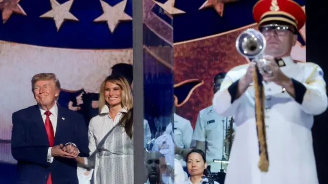 Perezida w'Amerika Donald Trump n'umugore we Melania Trump, bahagaze, mu birori byo kwizihiza isabukuru y'imyaka 250 y'ubwigenge bw'Amerika, muri pariki ya National Mall, i Washington DC, muri Amerika, ku itariki ya 4 Nyakanga (7) mu mwaka wa 2026. 