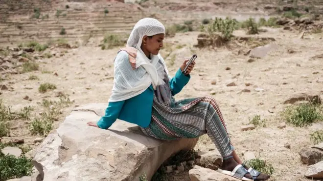 ኣብ ትግራይ ኣገልግሎት ስልኪ ተቛሪጹ ብምህላዩ፡ ሰባት ናብ መዋስንቲ ከባቢታት ዓፋርን ኣምሓራን ወጺኦም ኔትዎርክ ስልኪ ዝኽብሉ ዕድል ኣብ ምፍታን ነዊሕ ግዜ የሕልፉ