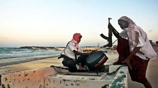 জলদস্যুদের একটি দল নৌকায় করে অভিযানে যাবার প্রস্তুতি নিচ্ছে (ফাইল ছবি)