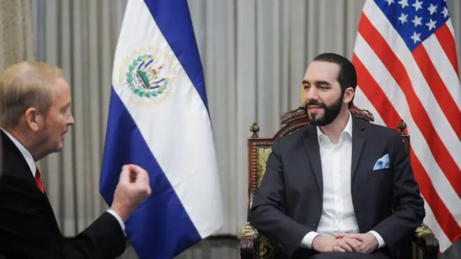 En una imagen de archivo el embajador de Estados Unidos en El Salvador en 2019, Ronald Johnson, durante una visita al presidenite Nayib Bukele.