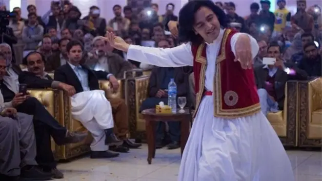 اسفندیار وايي، د خټکو اتڼ، د نڅا لوګری، کتغنی، افشاری او د سویلي هند کتهک ډوله نڅا له یو ځای کولو یې د اتڼ یو نوی ډول جوړ کړی