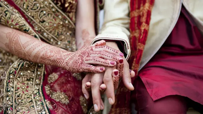 "Пью" тадқиқот маркази қоришиқ никоҳ борасида 30 мингга яқин ҳиндистонликнинг фикрини ўрганди