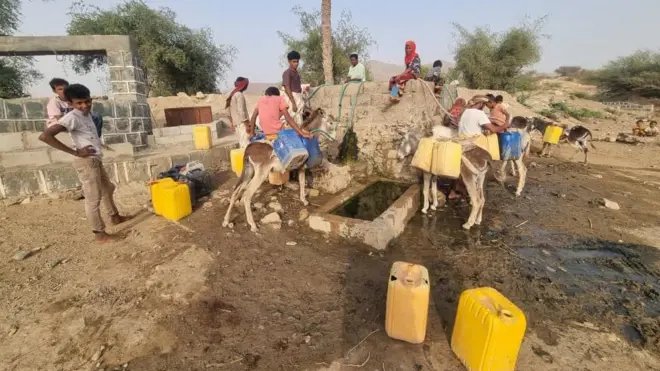 تعاني الكثير من العائلات اليمنية مشقة كبيرة من أجل الحصول على المياه غير المتوفرة في مخيمات النازحين